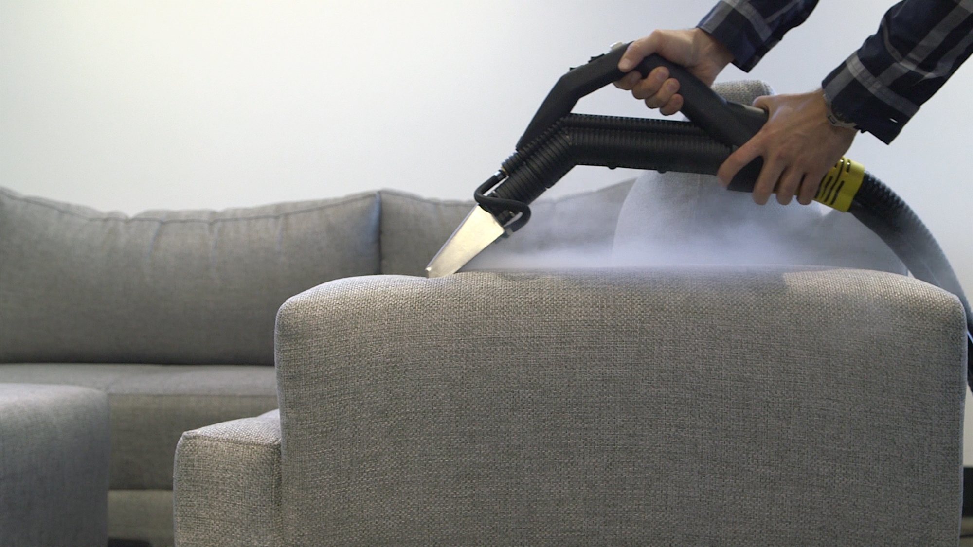 Bankstel stoomreiniging — bekleding wordt grondig behandeld